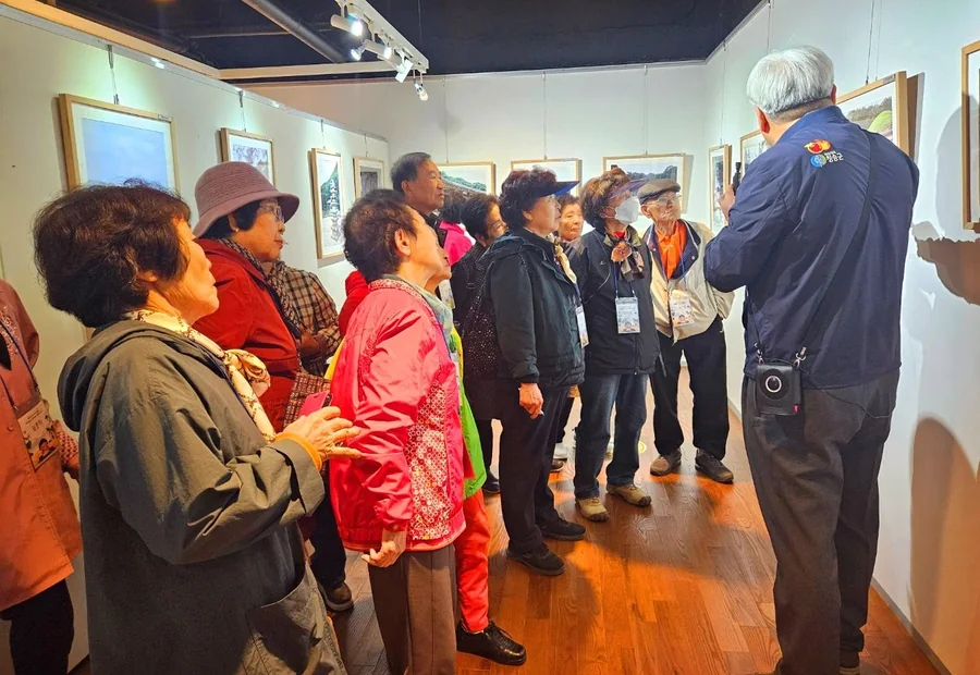문화탐방 중 문학관 전시를 설명 듣는 모습